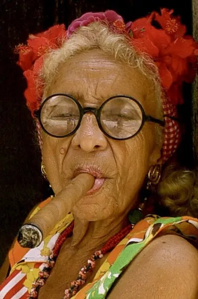 Тази жена е атракция в Куба. Позволява да бъде снимана срещу скромно заплащане.