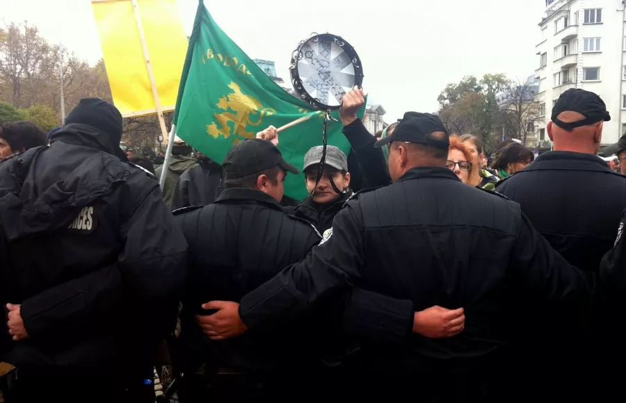 Сблъсъкът между полиция и протестиращи студенти пред Александър Невски