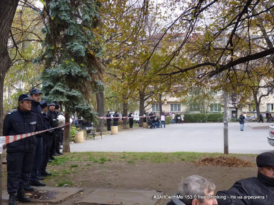 Протест срещу полицейския произвол в градинката пред МВР