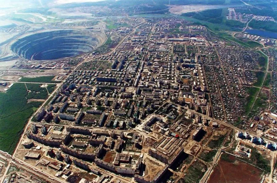 Втората по големина изкопана дупка в света. " Mir Mine " е изоставена диамантена мина намира се в Източен Сибир, Русия. Тя е 525 м дълбок и с ширина 1200м. - открита яма вече нефункционираща. Но дори и сега, когато е затворена, тя все още причинява сериозни проблеми на въздушния трафик. Размерът на мината смущава въздушния поток, като предизвиква огромни въздушни водовъртежи - ето защо въздушния трафик над мината е забранен.

Затварянето на мината слага край на суровите и почти нечовешки условия на труд. Имайки предвид, че сибирската зима е с продължителност около седем месеца, с кратки лета, работници на мината водят доста труден живот там. Тези условия ги принуждават да използват динамит, за да проникнат в скованите от лед приземни етажа .
По време на най-добрите си времена от мината се добоват по 10 милиона карата диаманти. След падането на СССР мината не оцелялява повече от няколко години, но е затворена през 2004 година.
