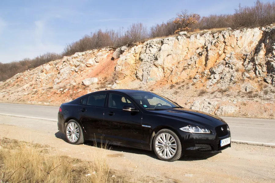 Зад волана на Jaguar XF AWD