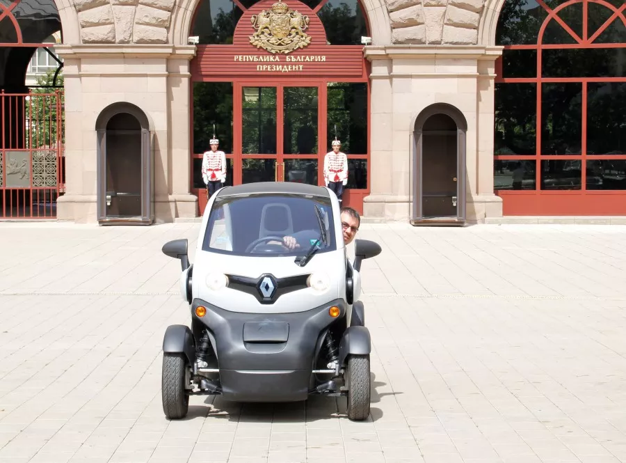 Зад волана на Renault Twizy