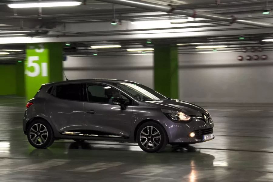 Откакто Лоренс ван ден Акер оглави дизайна, Renault пое курс нагоре по скалата на продажбите. Нещо повече, дизайнът на Режията стана изключително атрактивен, моделното семейство придоби изцяло нов облик. Не се притеснявам да призная, че този облик ми харесва, а в екстериорния дизайн на Clio съм влюбен. Лансирането на серията Clio Limited ми даде повод отново да седна зад волана на модела, за да затвърдя колко добър е безспорният двигател №1 на режията: 1,5 dCi с 90 к.с. Фотография: Христо Петров