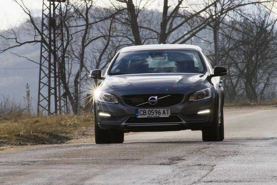 Зад волана на Volvo S60 Cross Country