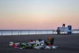 Хората продължават да носят цветя в памет на загиналите в Ница