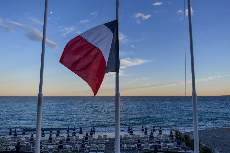 Хората продължават да носят цветя в памет на загиналите в Ница