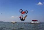 Да скочиш в езерото с колело