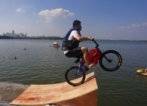 Да скочиш в езерото с колело