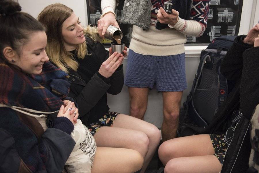 Ентусиасти пътуваха по бельо в берлинското метро (18+)