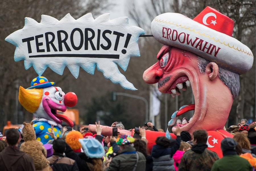 Политическата сатира тържествува на Rose Monday parade в Колон, Германия (+18)