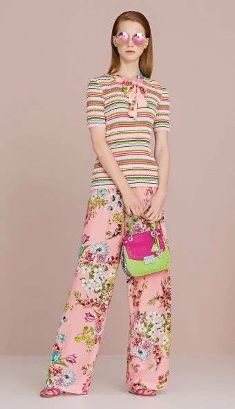 Темата Tropical Vibes на Marc Cain ни излага под лъчите на парещото карибско слънце, обличайки ни в дрехи с мотиви на екзотични цветя и листа, принтове с тигри, върху вибриращи зелени нюанси, комбинирани със светло розово.