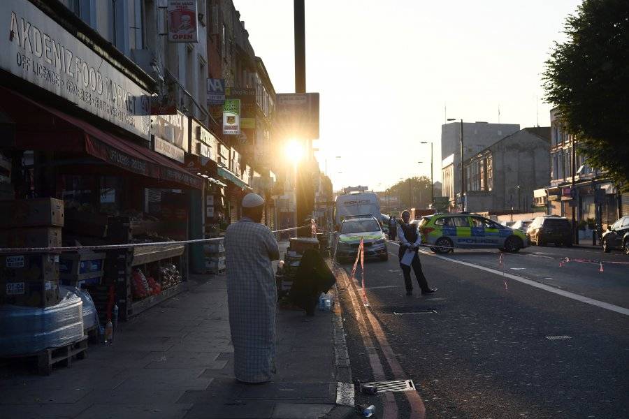 Микробус помете хора пред джамия в Лондон