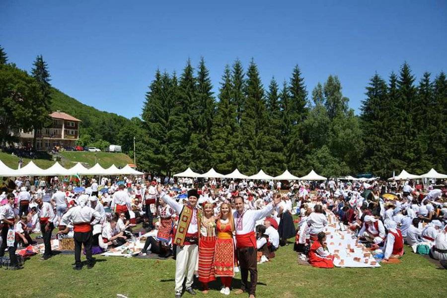 Хиляди се събраха на фолклорен събор в местността 