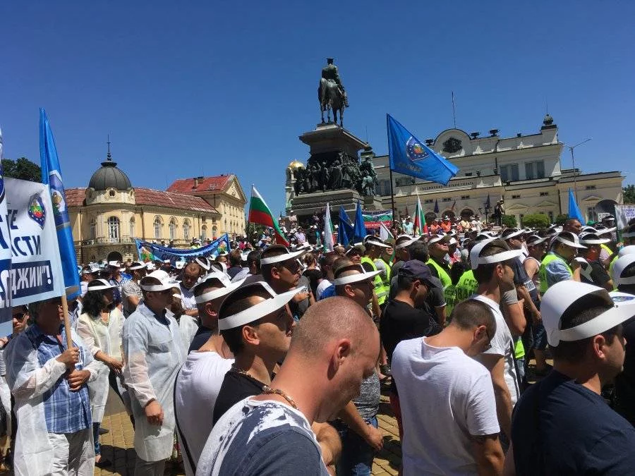 Хиляди полицаи и пожарникари излязоха на протест пред парламента