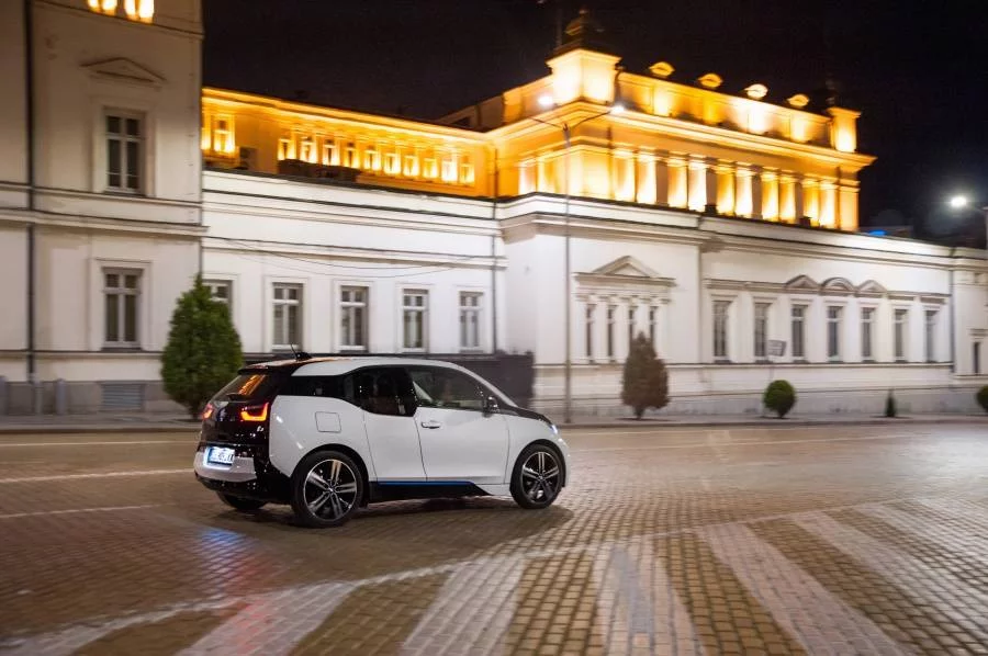 BMW i3 в градския пейзаж на София