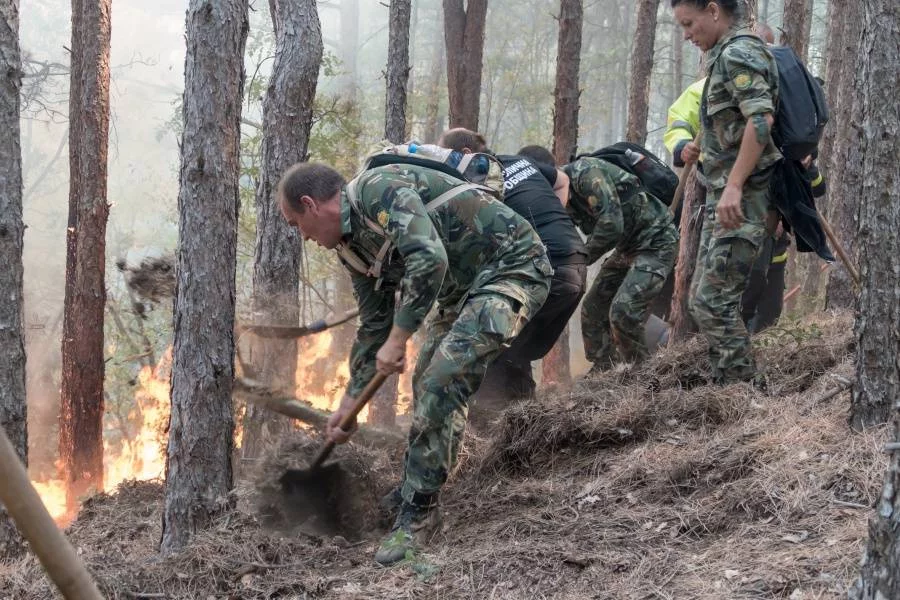 Вече трети ден пожарникари и смели доброволци се борят с огнения ад край Кресна. Снимки: МВР