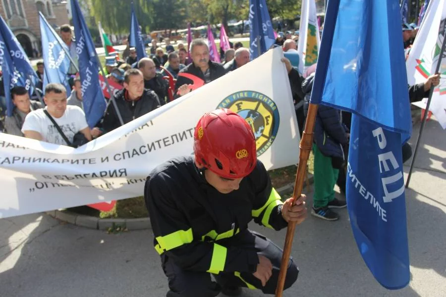 Протестът на пожарникарите