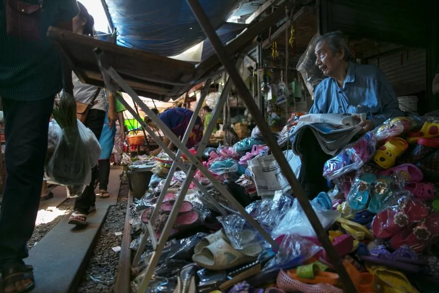 Най-опасният пазар в света - Maeklong Railway Market