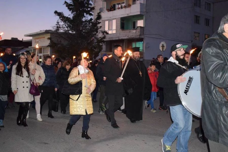 Факелно шествие в Елин Пелин по случай Деня на народните бутители