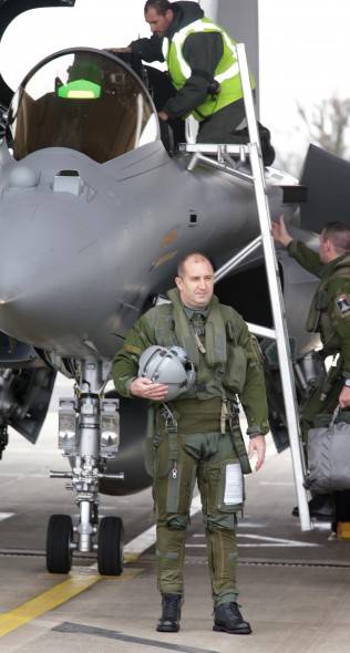 Президентът Румен Радев пилотира френския изтребител 