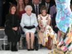 Кралица Елизабет II посети за първи път Британската седмица на модата