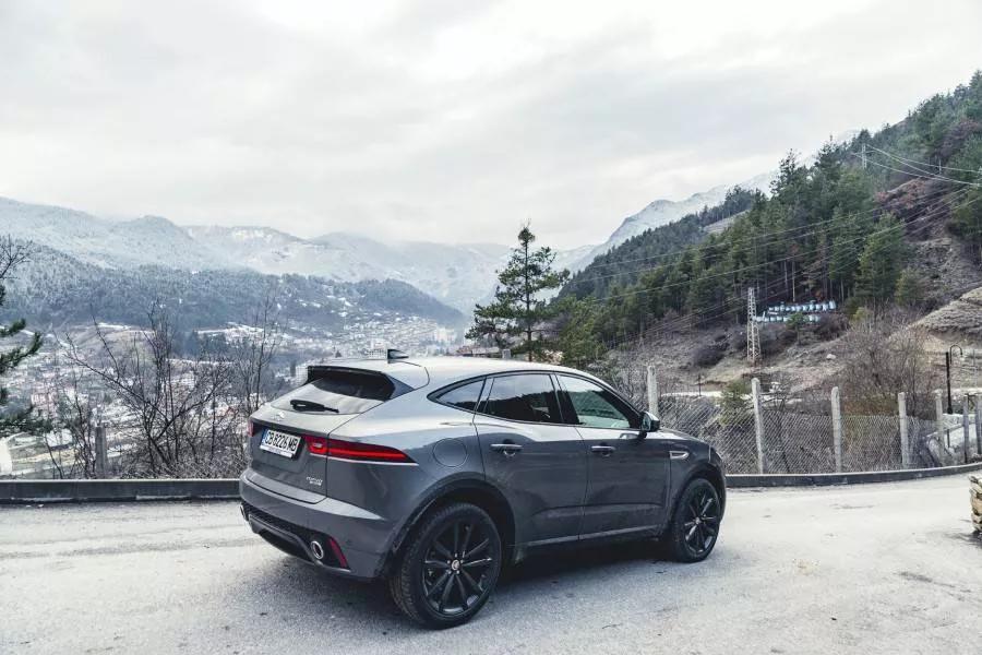 На външен вид новият Jaguar E-Pace наподобява повече на високопроходимо купе с пет врати, отколкото на суров всъдеход. Моделът се отличава с широка радиаторна решетка и големи въздушни отвори в предната броня. Фаровете са скосени, а L-образните светодиодни светлини изпъкват и през деня. Отзад впечатляват тесните светлини, познати от спортния F-Type. В кокпита пред водача се намира 12,3-инчов дисплей с течни кристали, на който са изобразени електронният скоростомер и оборотомер. На върха на централната конзола е поставен 10-инчов сензорен екран. Селекторът за смяна на режимите на автоматичната трансмисия не е шайба, а лост.