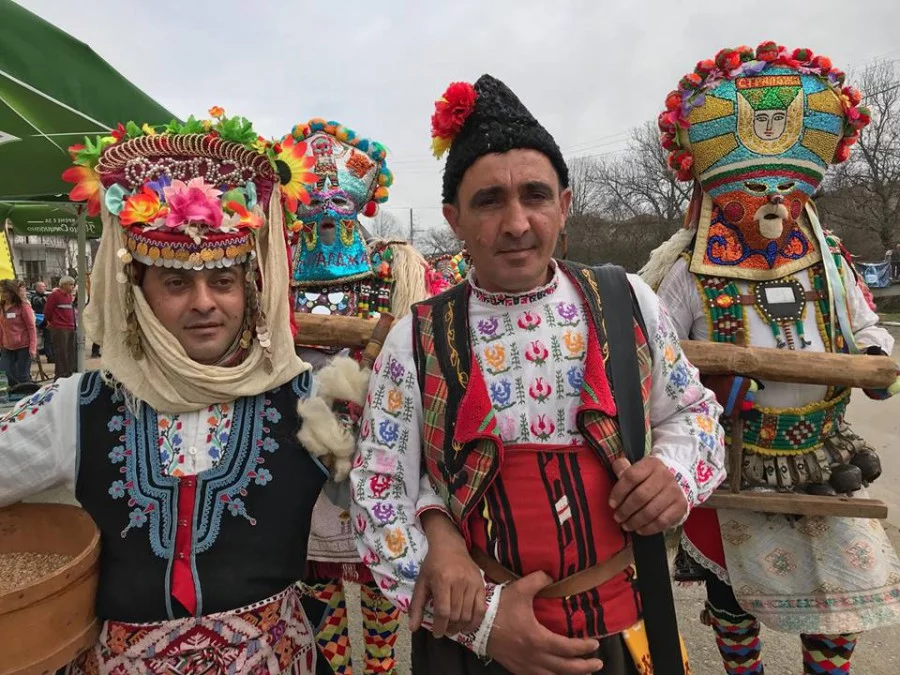 В родното село на Чудомир, Турия, за поредна година се проведе традиционният Фестивал на маскарадните игри “Старци в Турия”. В събитието взеха участие 25 състава с над 1000 участници от цялата страна.