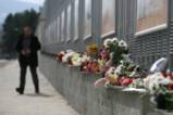 Свещи, цветя и плюшени играчки пред руското посолство в памет на жертвите от Кемерово