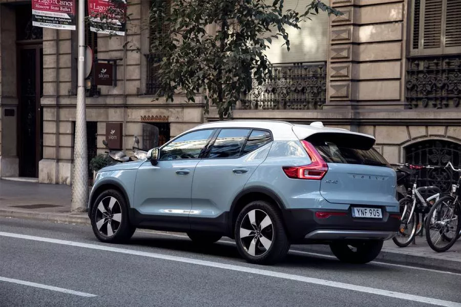 Новото Volvo XC40 не остава незабелязано по родните пътища. Шведският SUV привлича вниманието на всички участници в движението с оригиналния си външен вид. В предната част правят впечатление новата радиаторна решетка, комбинирана с изцяло светодиодни фарове, украсени с Т-образни дневни светлини. В задната част изпъкват широките триъгълни колони с L-образни светлини. Пред водача се намира компактен волан, облицован с качествена кожа, а зад него е 12,3-инчовият цифров дисплей на инструменталния панел. На централната конзола е поставен големият 9-инчов сензорен екран с формата на таблет на мултимедийната система Sensus.