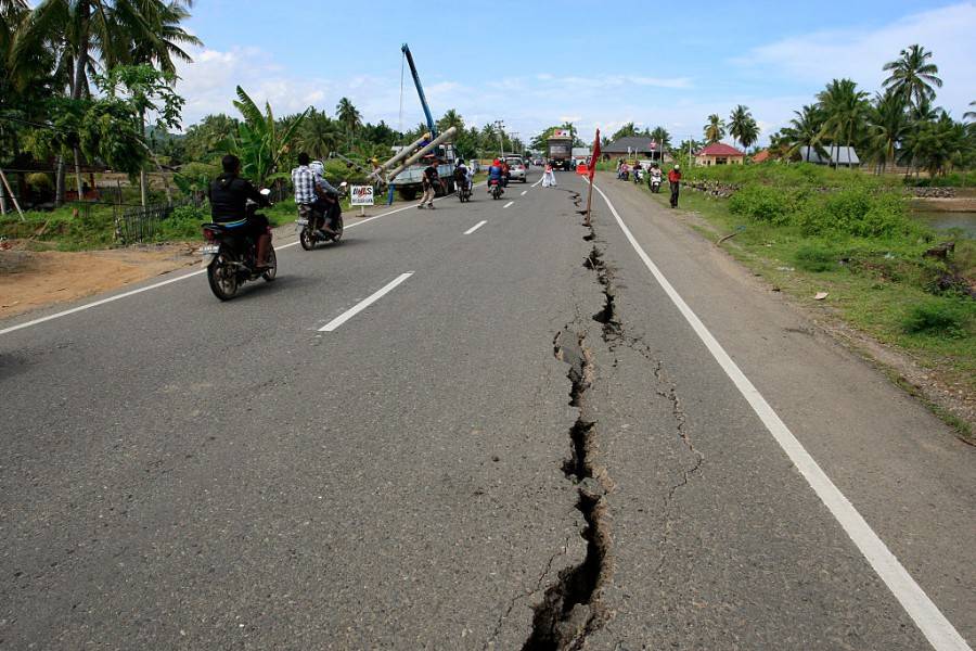 Смъртоносно земетресение от 7 по Рихтер в Индонезия