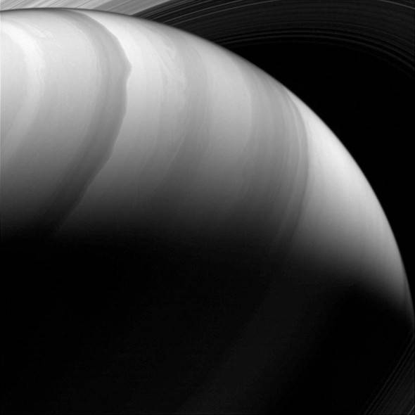 Сатурн в черно и бяло
