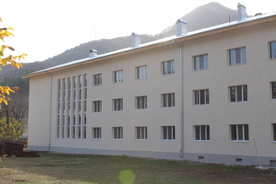 Министърът на образованието откри обновената сграда на гимназията в Тетевен
