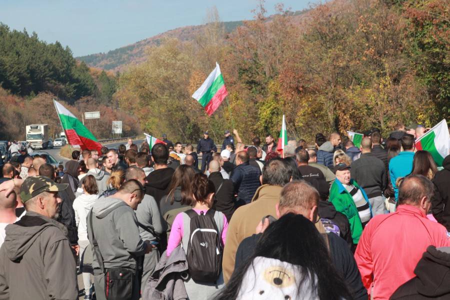 Протестиращи затвориха пътя Казанлък – Стара Загора