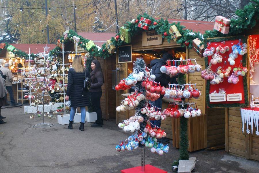 Коледа, базар, елха, играчки, подаръци