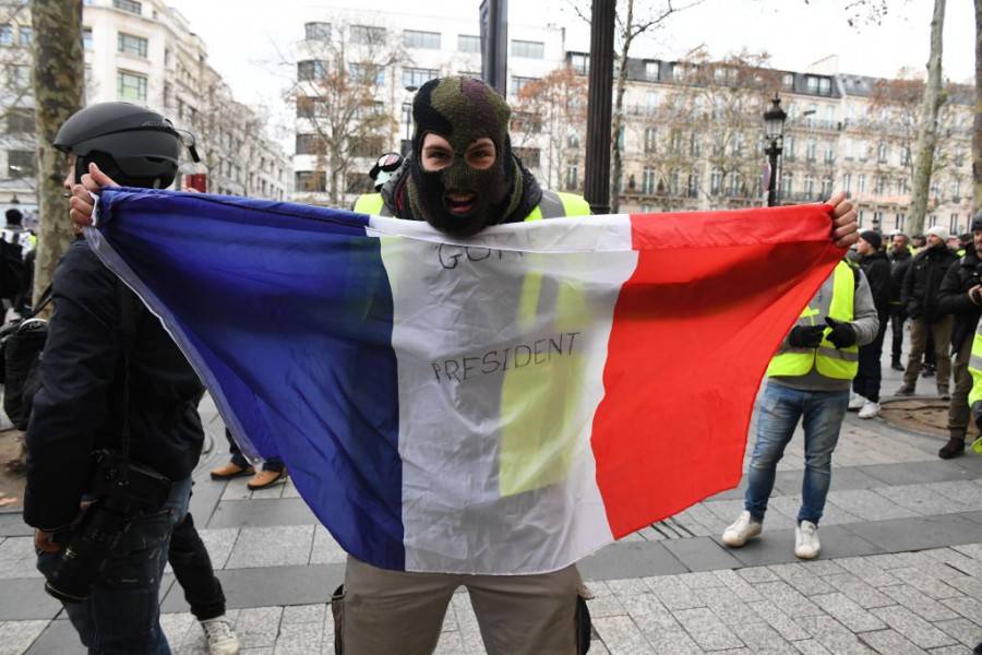 Полицията използва сълзотворен газ срещу протестиращите в Париж