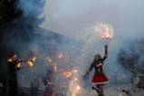 Коледният базар в Тетевен бе открит с детски песни, огнено шоу и много усмивки