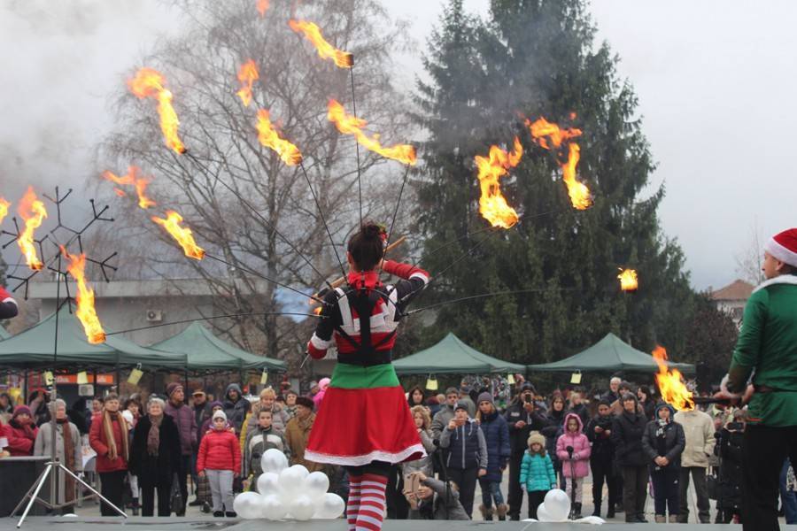 Коледният базар в Тетевен бе открит с детски песни, огнено шоу и много усмивки