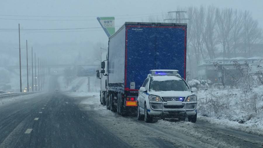 Пътищата в страната бяха блокирани от снега