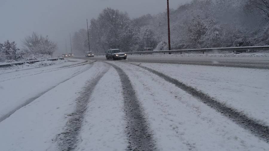 Пътищата в страната бяха блокирани от снега