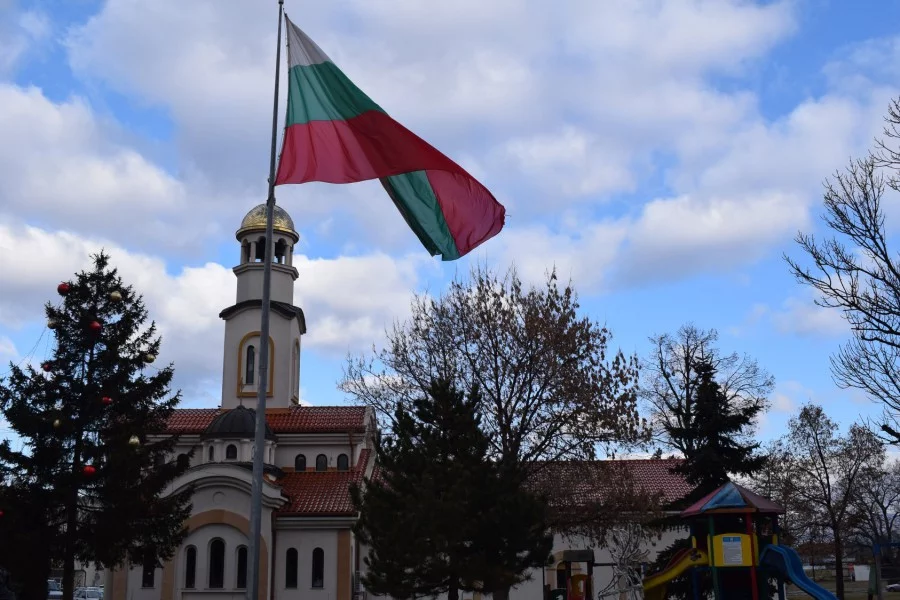 Коледари огласиха центъра на Елин Пелин