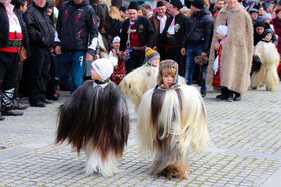 Красотата на кукерския фестивал в Банско