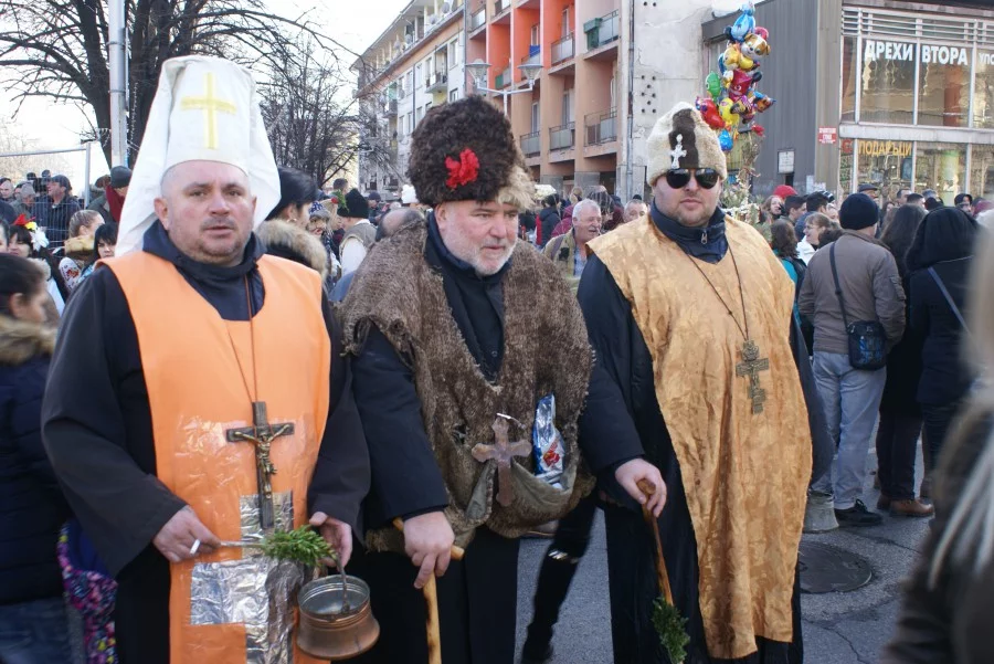 Фолклорен кукерски фестивал "Сурва" в Перник с участието на 170 фолклорни групи и над 7500 участници.