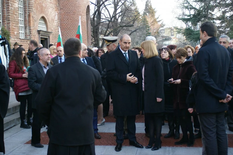 Поклонение пред паметника на Васил Левски