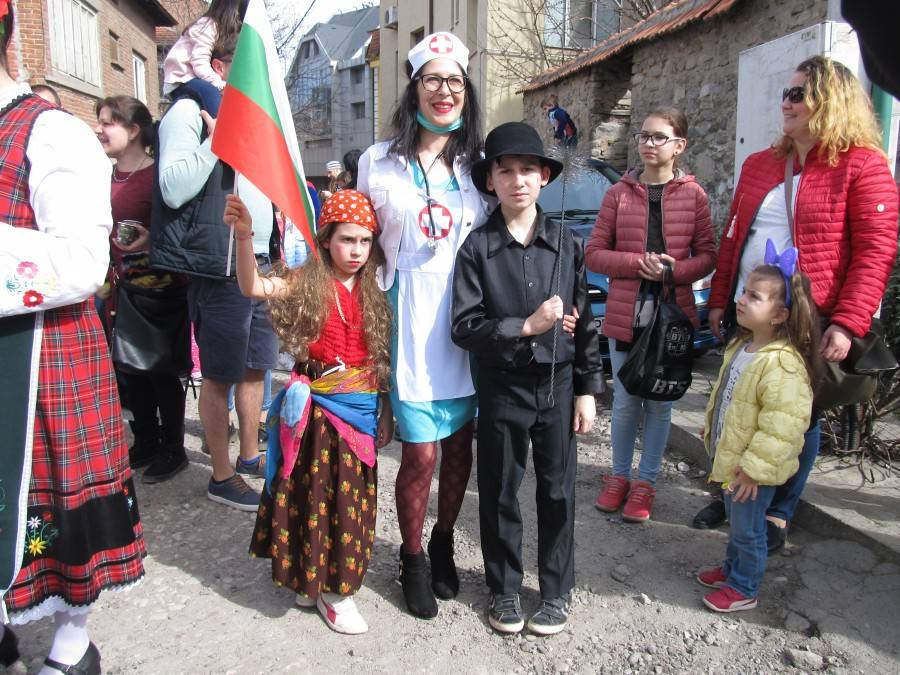 Кукери и карнавалци прогониха злото от Асеновград