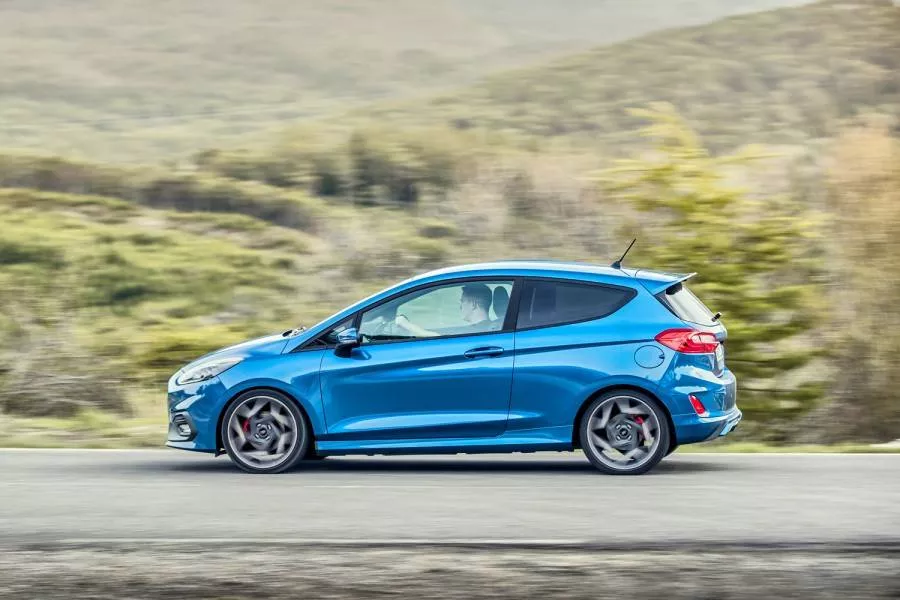 Ford Fiesta ST покорява завоите като спортист от WRC