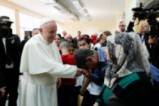 Папа Франциск в бежанския лагер 