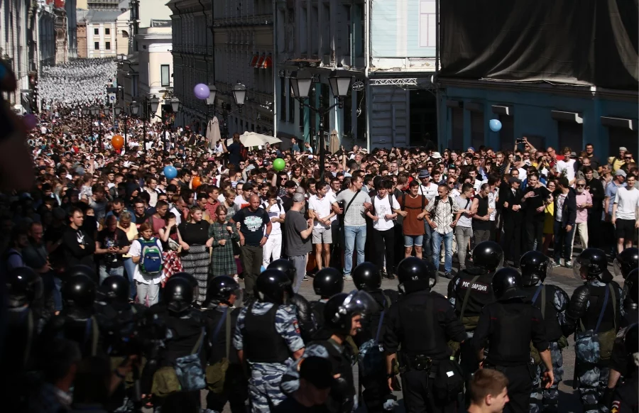 Хиляди арестувани след протест в Москва - срещу отказа да има опозиционери на изборите