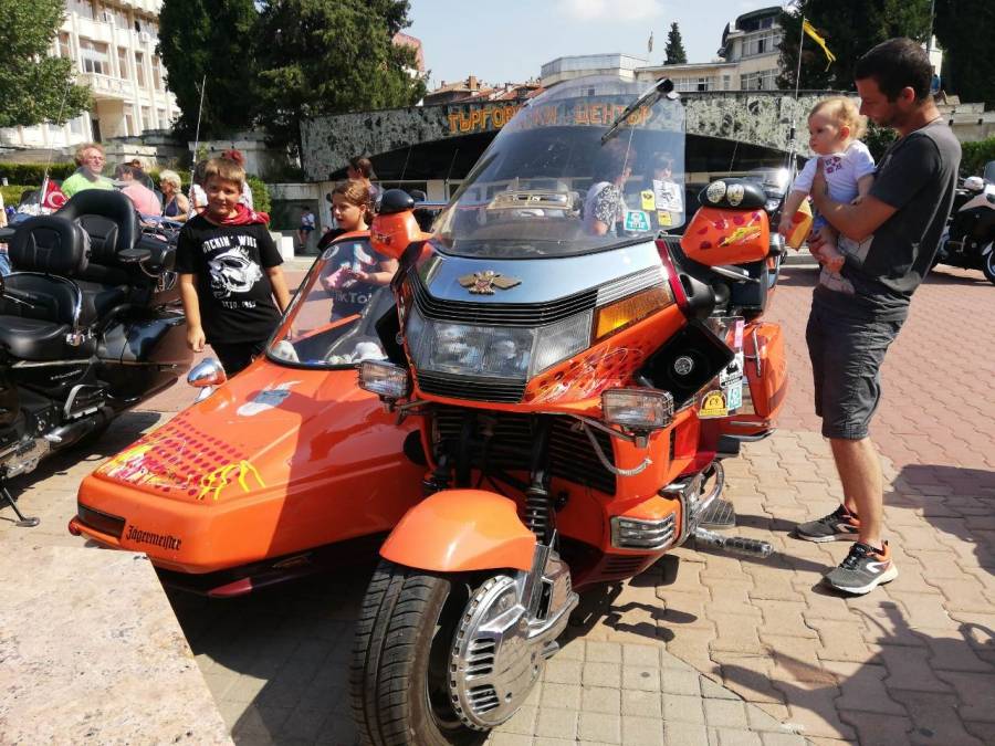 Мотористи от цял цвят на изложение в Асеновград