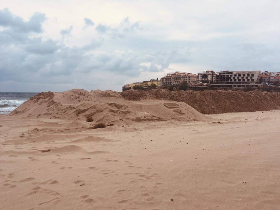 Концесионер издигна дига на плажа в Созопол