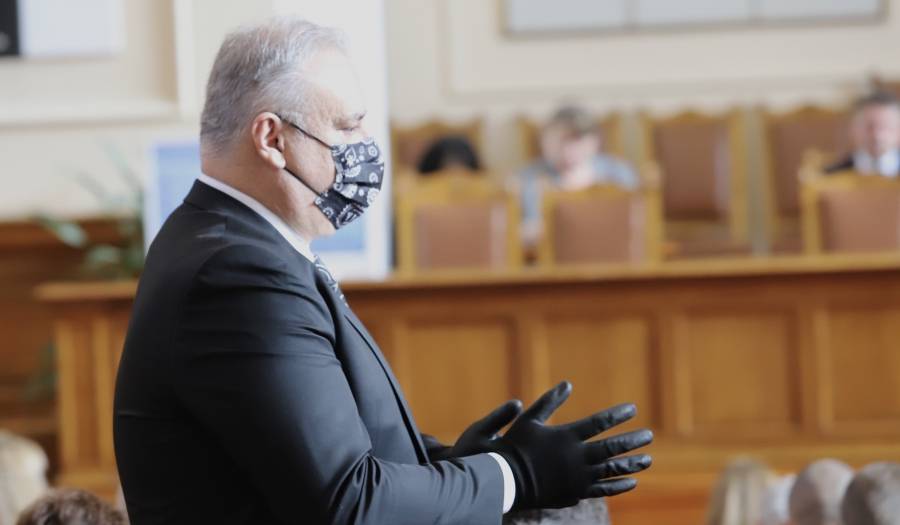 Депутати и министри с маски и ръкавици